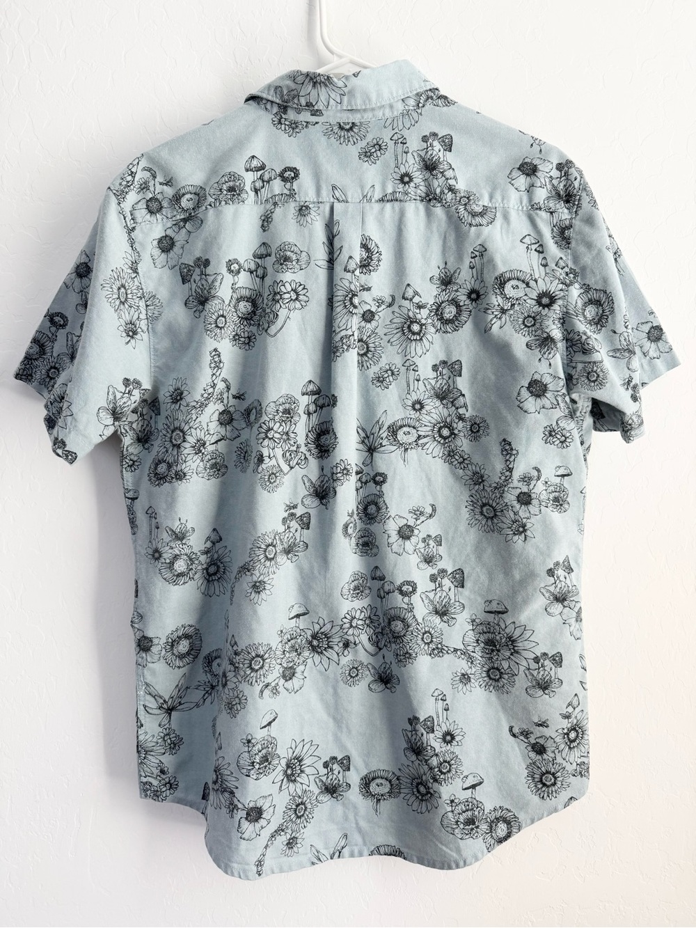 NWOT! Men’s RVCA Pale Blue Short-Sleeve Floral & Mushroom Button-Down Shirt - Picture 2 of 4